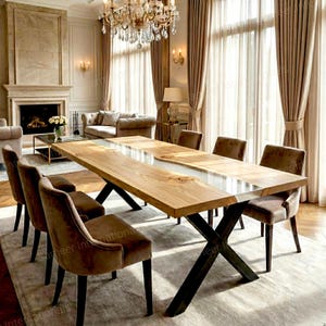 Może przedstawiać: Duży drewniany stół jadalny z przezroczystym środkiem z żywicy epoksydowej, wsparty na czarnych metalowych nogach. Stół otoczony jest brązowymi aksamitnymi krzesłami. W pokoju znajduje się kominek, żyrandol i duże okna z beżowymi zasłonami.