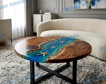 Mesa de centro redonda de resina epoxi azul con diseño de piedras de río y estrellas de mar, hecha a medida.