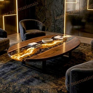 Puede incluir: Una mesa de centro ovalada con superficie de madera natural y una incrustación central tipo río rellena de piedras oscuras y resina ámbar brillante. La mesa se apoya sobre una estructura de metal negro y sostiene dos libros y un cuenco.