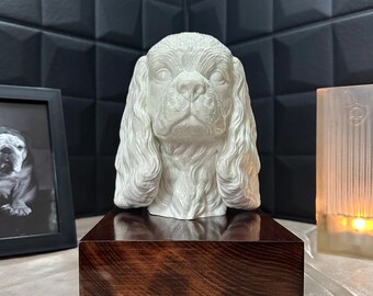 Urna Cavalier King Charles Spaniel – biała – pamiątka dla zwierząt z drewnianą podstawą