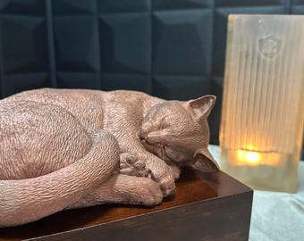 Urna na pamiątkę kota – miedź – popiersie śpiącego kota z drewnianą podstawą