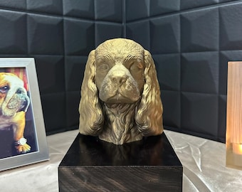 Urna Cavalier King Charles Spaniel - Goldfinger – Pomnik dla zwierząt z drewnianą podstawą