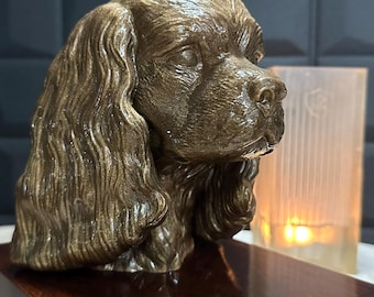 Urna Cavalier King Charles Spaniel – metaliczny brąz – pamiątka dla zwierząt z drewnianą podstawą