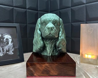 Urna Cavalier King Charles Spaniel – metaliczna zieleń – pamiątka dla zwierząt z drewnianą podstawą