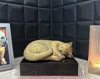 Urna na pamiątkę kota – Goldfinger – popiersie śpiącego kota z drewnianą podstawą