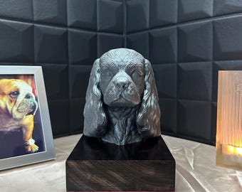 Urna Cavalier King Charles Spaniel – żeliwna w kolorze szarym – pamiątka dla zwierząt z drewnianą podstawą