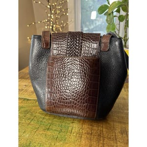 Vtg BRIGHTON - Black Brown Croc Embossed Leather Etched Silver Rod Bucket Bag EC image 8