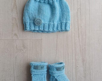 Conjunto de patucos y gorro de bebé tejidos a mano.