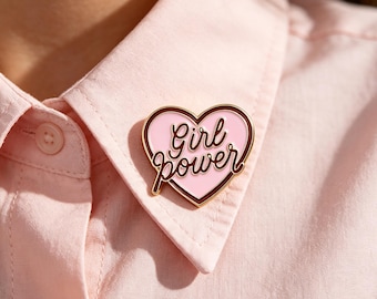 Emaille pin Girl Power hart – feministische broche voor dames