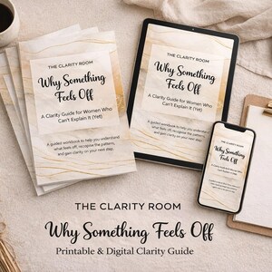 Könnte beinhalten: Draufsicht mit Büchern, Tablet und Smartphone mit dem Titel "Why Something Feels Off". Klemmbrett, Stift und Kaffeetasse sind ebenfalls vorhanden. Der Ratgeber ist für Frauen.
