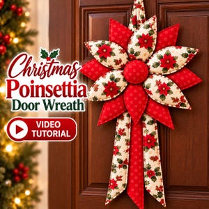 Könnte beinhalten: Ein sternförmiger Türkranz aus Stoff mit roten und cremefarbenen Blütenblättern, die mit Weihnachtsstern- und Stechpalmenmotiven bedruckt sind. Die Mitte bildet ein runder roter Stoffknopf. Drei lange Stoffbänder hängen herab, mit dem Text Christmas Poinsettia Door Wreath und Video Tutorial.