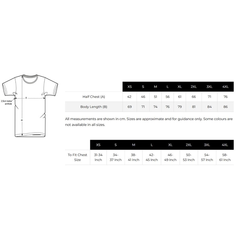 Puede incluir: Camiseta blanca con tabla de tallas y medidas en cent&iacute;metros y pulgadas. La tabla incluye medidas de media cintura y largo del cuerpo, desde XS hasta 4XL. El texto tambi&eacute;n incluye tallas de pecho en pulgadas.