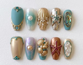Unghie finte a conchiglia color verde acqua / Unghie finte di lusso 3D a forma di stella marina e perla / Unghie da spiaggia dorate con texture abalone / Nail art personalizzata per le vacanze estive