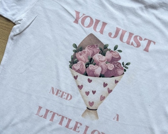 Normal geschnittenes T-Shirt aus 190 g Baumwolle – Fanartikel inspiriert vom Popstar – Design: Kiss All The Time – Lässiges T-Shirt – Outfit für Musikliebhaber – Styles