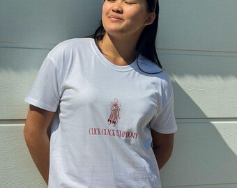 Regular Fit T-Shirt aus 190 g Baumwolle – Fanartikel inspiriert von Popstars – Click-Clack-Design – Lässiges T-Shirt – Outfit für Musikliebhaber – RAYE