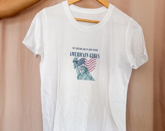Normal geschnittenes T-Shirt aus 190 g Baumwolle – Fanartikel inspiriert vom Popstar – Design: Kiss All The Time – Lässiges T-Shirt – Outfit für Musikliebhaber – Styles