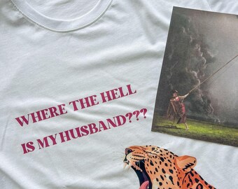 Regular Fit T-Shirt aus 190 g Baumwolle – Fanartikel inspiriert von Popstars – Design „Where the hell“ – Lässiges T-Shirt – Outfit für Musikliebhaber – RAYE