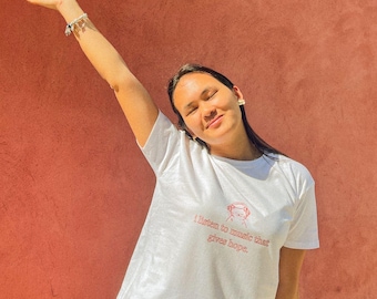 Regular Fit T-Shirt aus 190 g Baumwolle – Fanartikel inspiriert von Popstars – Hope Design – Lässiges T-Shirt – Outfit für Musikliebhaber – RAYE