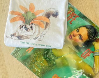 Normal geschnittenes T-Shirt aus 190 g Baumwolle – Fanartikel inspiriert von Popstars – Design: Das Leben einer Showgirl – Lässiges T-Shirt – Outfit für Musikliebhaber – TS12