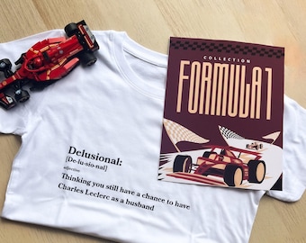 Regular Fit T-Shirt aus 190 g Baumwolle – Geschenkidee für Ferrari-Fans – Lässiges Shirt – Witziges Zitat von Charles Leclerc