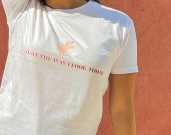 Regular Fit T-Shirt aus 190 g Baumwolle – Fanartikel inspiriert von Popstars – „I Hate The Way I Look“-Design – Lässiges T-Shirt – Outfit für Musikliebhaber – RAYE