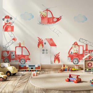 Op de afbeelding: Een set aquarel muurstickers met een rode brandweerwagen met een koala brandweerman, een rode helikopter met een krokodil piloot, een rode brandweerwagen met een giraf bestuurder, een wit huis met oranje vlammen en lichtblauwe wolken.