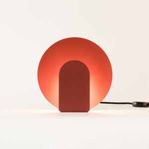 Lámpara de mesa moderna de acero, diseño escultural Bauhaus, iluminación minimalista con un toque de personalidad: lámpara de mesa INACTIO