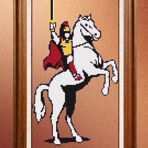 Könnte beinhalten: Gerahmtes Pixel-Art, das einen Ritter auf einem sich aufbäumenden weißen Pferd zeigt, der ein Schwert hochhält. Der Ritter trägt einen roten Umhang, eine gelbe Tunika und einen Helm. Das Kunstwerk befindet sich vor einem braunen Hintergrund in einem goldfarbenen Rahmen.