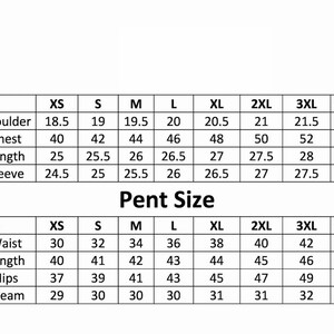 Puede incluir: Un gr&aacute;fico blanco con texto negro que muestra las medidas de tallas de ropa. El gr&aacute;fico incluye medidas de hombros, pecho, largo y manga para tallas XS a 4XL. Un segundo gr&aacute;fico muestra tallas de pantal&oacute;n, incluyendo cintura, largo, cadera y entrepierna.