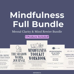 Puede incluir: Un conjunto de productos de mindfulness con el título "Mindfulness Full Bundle". El conjunto incluye cuadernos de trabajo y un diario para la claridad mental y la reconexión de la mente. El texto incluye "Inner Critic to Inner Coach", "The Shadow Work Journal".