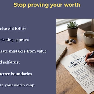 K&ouml;nnte beinhalten: Bild mit dem Text "Stop proving your worth" und einer Liste von Schritten zur Selbstverbesserung. Eine Person schreibt mit einem Stift auf einem Arbeitsblatt mit dem Titel "My Strength Without Perfection". Eine Tasse Tee, eine Sukkulente und Steine ​​liegen auf einem Holztisch.