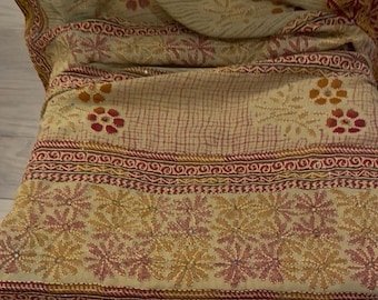 Sari de georgette Kantha de segunda mano, cosido con lentejuelas.