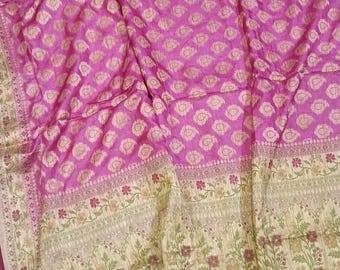 Sari Banarasi de seda Tussar pura de segunda mano: rosa con bordes tejidos y motivos florales por toda la prenda.