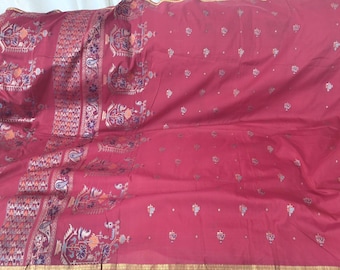Banarasi de seda pura en telar manual con trabajo Meenakari.