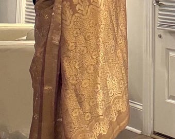 Sari de seda Kanjivaram de seda pura Preloved, en un hermoso tono dorado.