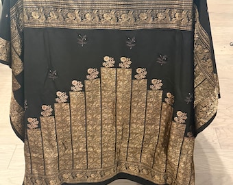 Sari de seda pura negro y dorado de segunda mano con bordados