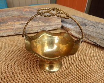 Small Brass Basket  /  Small Brass Basket Ruffled Edge Wire handle with Knot  /  Small Brass Basket Fluted Edge Twisted Wire Knotted Handle