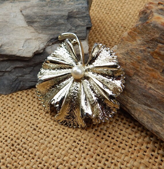 Ruffled Leaf Brooch  /  Ruffled Leaf Brooch with … - image 3