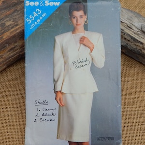 Könnte beinhalten: Ein Vintage-Schnittmuster für einen Damenanzug. Das Schnittmuster ist für die Größen 6-8-10 und heißt "See & Sew" 5543. Der Anzug ist eine weiße, zweireihige Jacke mit einem Rock. Das Schnittmuster enthält Anweisungen für die Herstellung des Anzugs in drei Farben: Creme, Schwarz und Kakao.