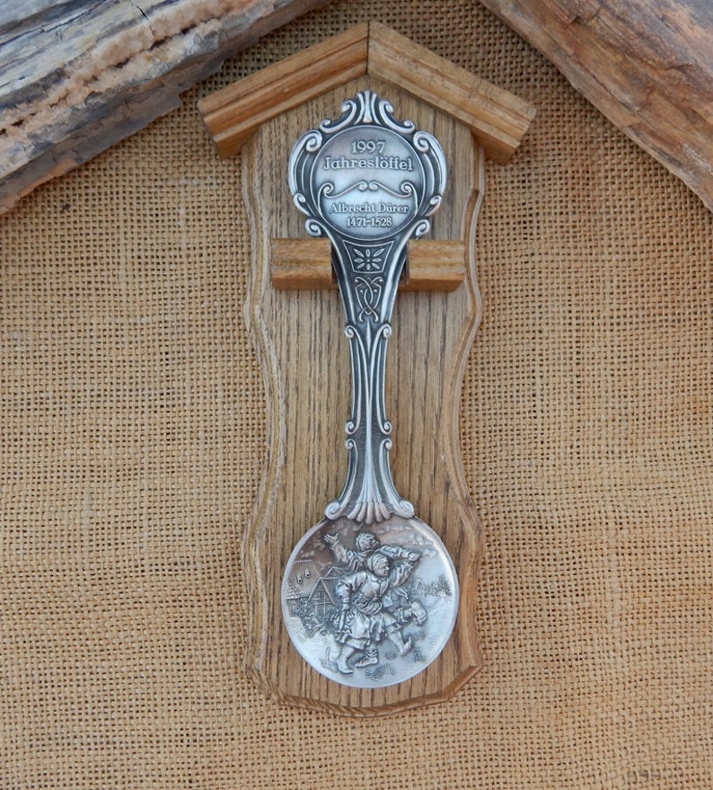 German 95% Zinn (Pewter) Decorative Spoon Wood Rack / German Jahres Loffel Zinn Collectible Spoon / German Pewter Spoon / Decorative image 4