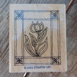 Peut inclure: Un tampon en bois avec un motif noir et blanc d'une tulipe stylis&eacute;e dans un cadre. Le tampon est &eacute;tiquet&eacute; "&copy; 2004 STAMPIN' UP!"
