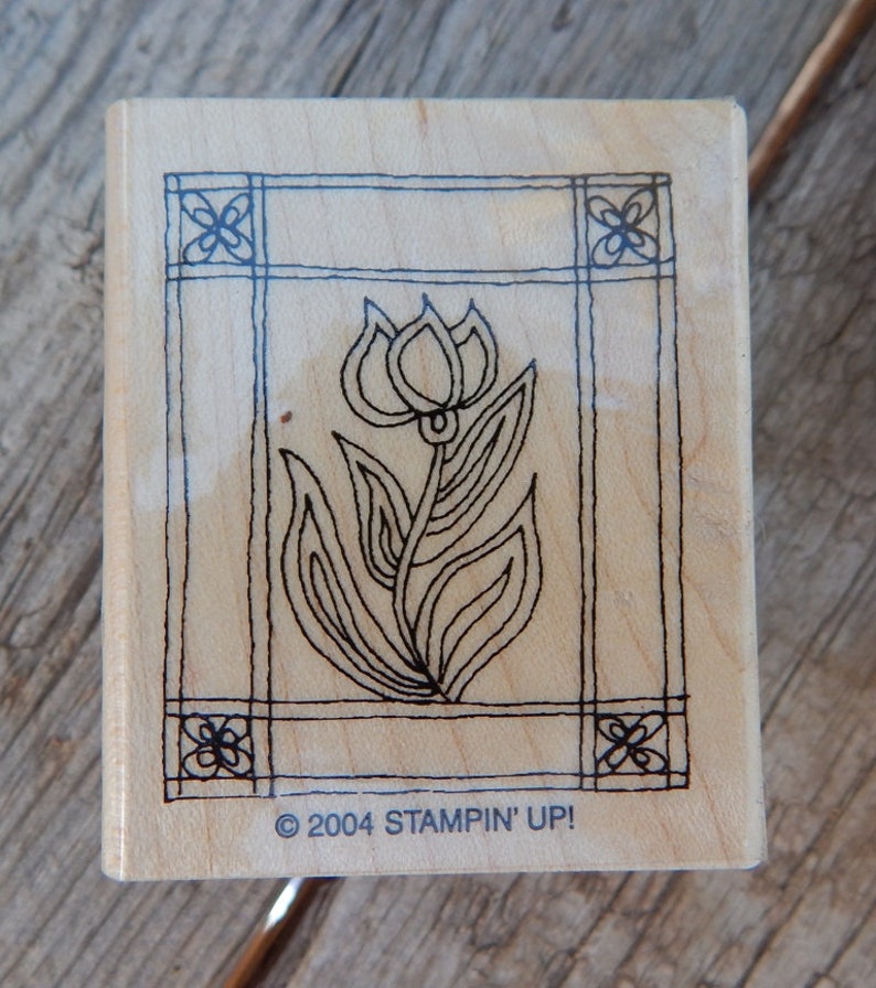 Peut inclure: Un tampon en bois avec un motif noir et blanc d'une tulipe stylis&eacute;e dans un cadre. Le tampon est &eacute;tiquet&eacute; "&copy; 2004 STAMPIN' UP!"