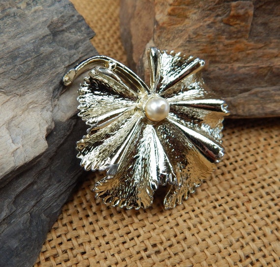 Ruffled Leaf Brooch  /  Ruffled Leaf Brooch with … - image 1