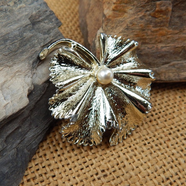Ruffled Leaf Brooch  /  Ruffled Leaf Brooch with Pearl  /  Soft Gold Tone Leaf Brooch White Pearl  /  Vintage Leaf Brooch  /  Leaf Jewelry