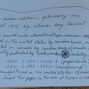 K&ouml;nnte beinhalten: Vintage Books Ausgabe eines Buches, ver&ouml;ffentlicht im Februar 1971. Copyright 1970 by Alicia Bay Laurel. Alle Rechte vorbehalten gem&auml;&szlig; internationalen und panamerikanischen Urheberrechtsabkommen. Ver&ouml;ffentlicht in den Vereinigten Staaten von Random House, Inc., New York. Vertrieb in Kanada durch Random House of Canada Ltd., Toronto. Urspr&uuml;nglich ver&ouml;ffentlicht von Bookworks, Berkeley, Kalifornien. 1970. ISBN: 0-394-71056-8 (Taschenbuch). ISBN: 0-394-48301 (gebunden). Hergestellt in den Vereinigten Staaten von Amerika. Wenn Sie dieses Papier in die Sonne legen, wird es cremefarben.