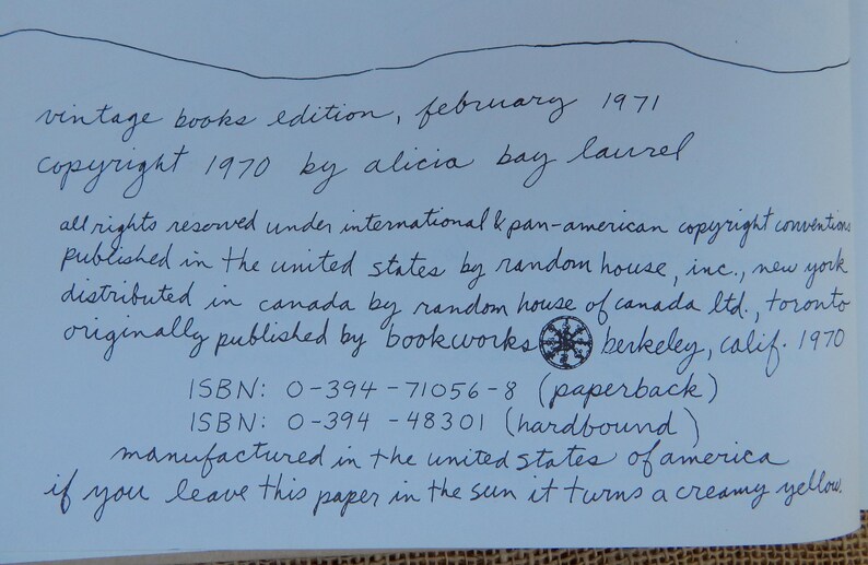 K&ouml;nnte beinhalten: Vintage Books Ausgabe eines Buches, ver&ouml;ffentlicht im Februar 1971. Copyright 1970 by Alicia Bay Laurel. Alle Rechte vorbehalten gem&auml;&szlig; internationalen und panamerikanischen Urheberrechtsabkommen. Ver&ouml;ffentlicht in den Vereinigten Staaten von Random House, Inc., New York. Vertrieb in Kanada durch Random House of Canada Ltd., Toronto. Urspr&uuml;nglich ver&ouml;ffentlicht von Bookworks, Berkeley, Kalifornien. 1970. ISBN: 0-394-71056-8 (Taschenbuch). ISBN: 0-394-48301 (gebunden). Hergestellt in den Vereinigten Staaten von Amerika. Wenn Sie dieses Papier in die Sonne legen, wird es cremefarben.