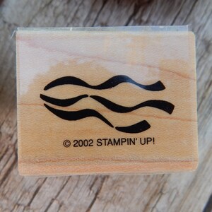 Peut inclure: Un tampon en bois avec un motif de ligne ondul&eacute;e noire. Le tampon est &eacute;tiquet&eacute; "&copy; 2002 STAMPIN' UP!"