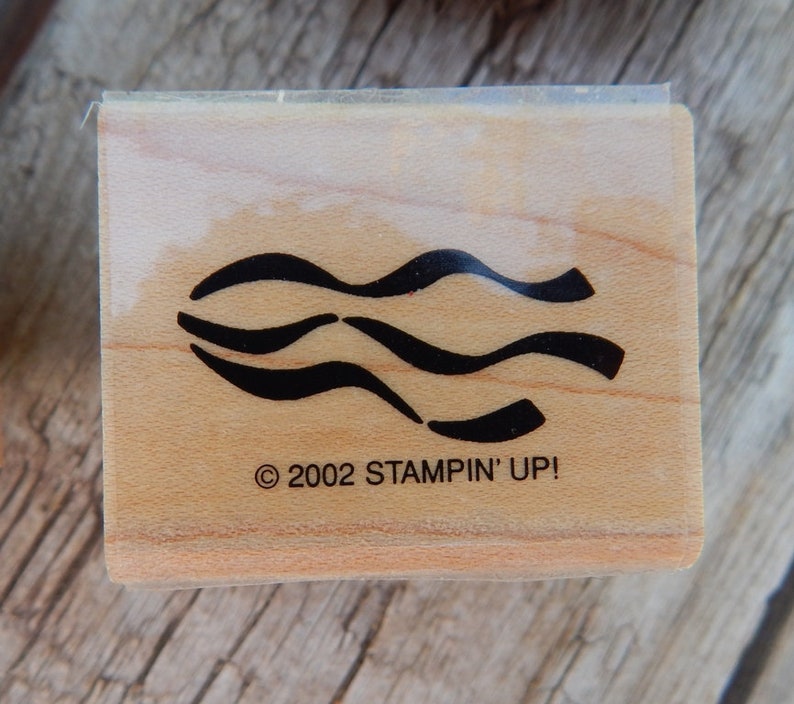 Peut inclure: Un tampon en bois avec un motif de ligne ondul&eacute;e noire. Le tampon est &eacute;tiquet&eacute; "&copy; 2002 STAMPIN' UP!"