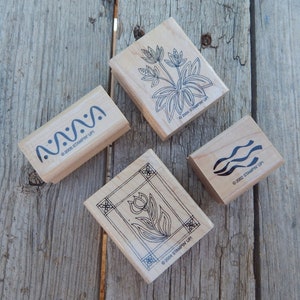 Peut inclure: Quatre tampons en caoutchouc en bois avec des motifs d'encre noire. Les tampons pr&eacute;sentent une fleur dans un cadre, des lignes ondul&eacute;es, une fleur avec des feuilles et une s&eacute;rie de points. Chaque tampon comprend le texte "&copy;2004 STAMPIN' UPI" ou "&copy;2002 STAMPIN' UPI" ou "&copy;2005 STAMPIN' UPI".