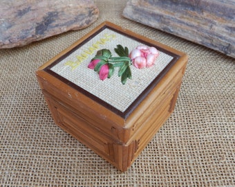 Small Vintage Bahama's Souvenir Trinket Box  /  Wicker/Rattan Sides ~ Base ~ Straw Raffia Rose Buds ~ Flower Bloom ~ Lined in Red ~ Bahama's